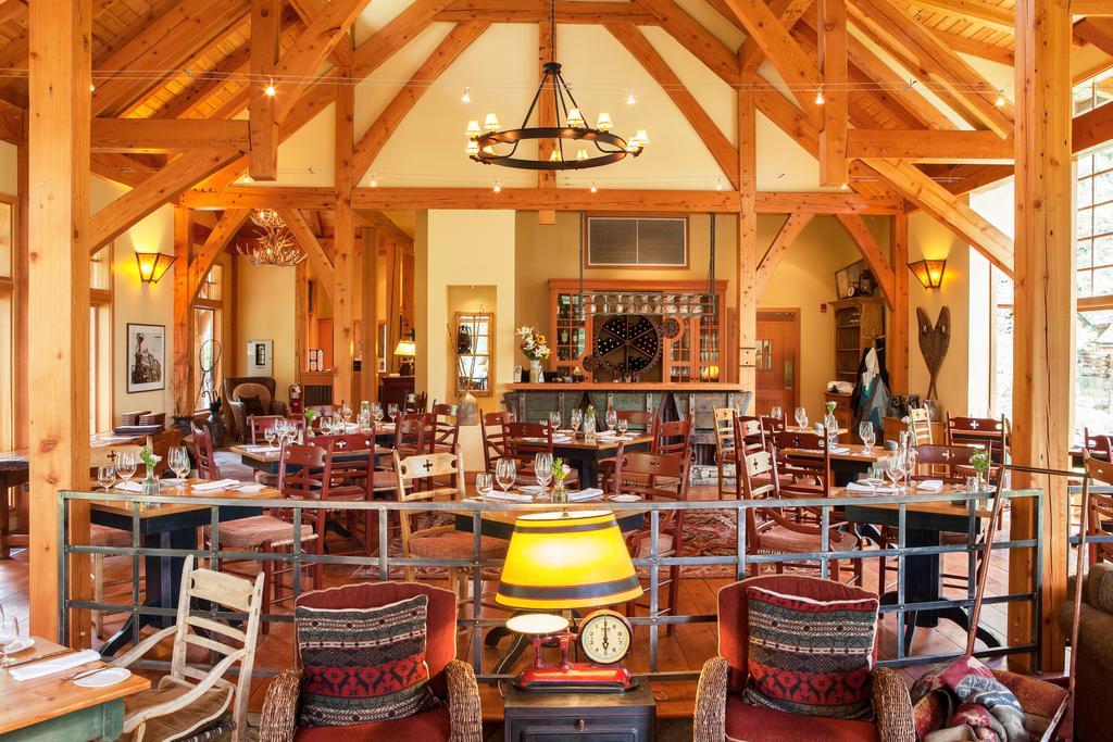 Cathedral Mountain Lodge Field Exterior foto